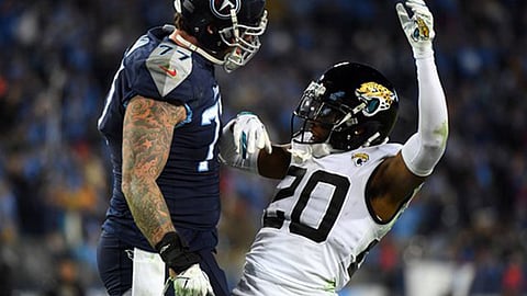 El tackleador de los Tennessee Titans, Taylor Lewan, en Nashville y el esquinero de los Jacksonville Jaguars, Jalen Ramsey (Foto Twitter @JabNews1)