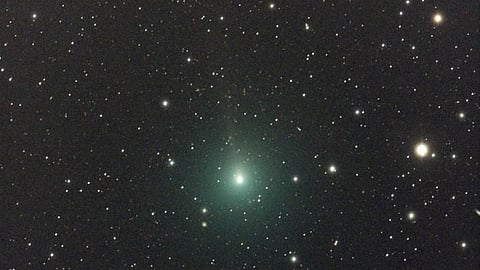 Cometa y bolas de fuego verdes lucirán a simple vista en el cielo esta semana