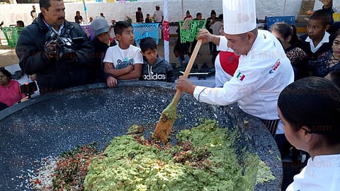 Presentan el molcajete más grande del mundo en San Nicolás de Obispo
