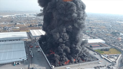 Se presume que el incendio ocurre en una bodega de telas (Foto: @vialhermes)