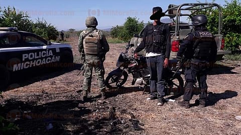 El hecho se registró en una reciente movilización del Ejército Mexicano y de la Policía Michoacán en la Tenencia de Cenobio Moreno (Foto: RED 113)