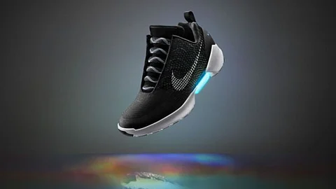 Los tenis están basandos en lo que usa Marty McFly en la película “Volver al Futuro 2”, cuyas agujetas se abrochan solas (Foto: @DrBicentenario)