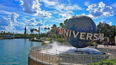 Familia demanda a Universal Orlando por no tener letreros en español