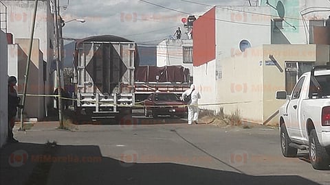 La víctima está sin identificar, es de entre 25 y 30 años de edad; vestía un pantalón de mezclilla de color azul, una playera gris con rojo y unos tenis blancos (Foto: RED 113)