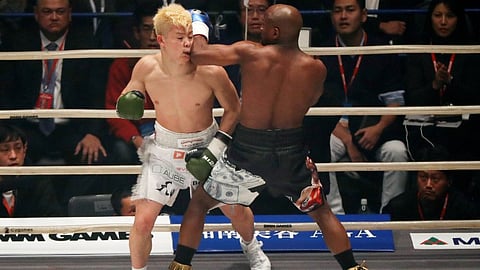 Mayweather ni se inmutó y noqueó en el primer asalto al joven kickboxer japonés (Foto: Twitter)