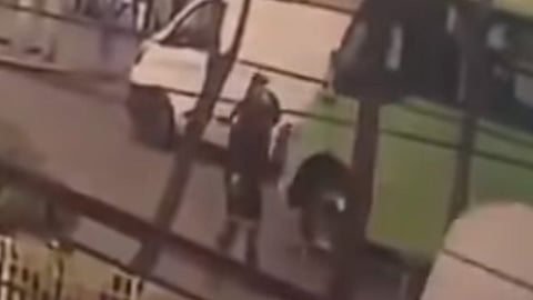 (Foto captura de pantalla YouTube ¡Policía héroe! Se para frente a ladrones en moto para frenarlos)