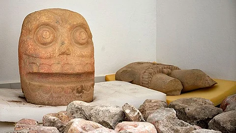 También se localizaron dos altares de sacrificio, que coinciden con los que fuentes documentales vinculan a los templos de Xipe Tótec (Foto: @INAHmx)