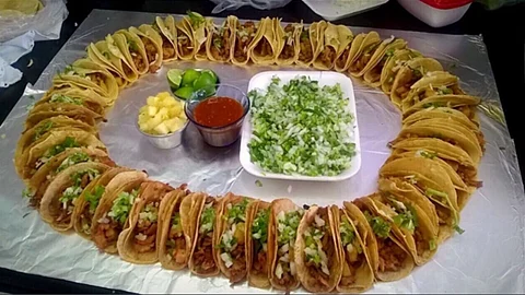 Rosca de Tacos al Pastor causa sensación en Cancún (Video)