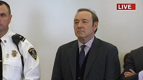 El acusador dijo a la policía que trato de quitar las manos de Spacey, pero el actor siguió tocándolo (Foto: captura de video)