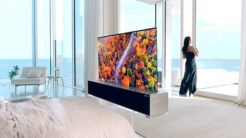 Presenta LG primer televisor enrollable que sale a la venta este año