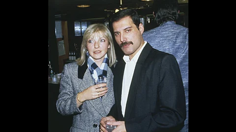 De acuerdo con la última voluntad de Freddie Mercury, a su muerte Mary Austin obtuvo el 50 por ciento de los derechos por regalías de las obras asociadas con su nombre (Foto: @Freddiereizinho)