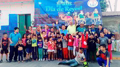 Niños y colonos del municipio de Jacona se dieron cita en la colonia “Salinas de Gortari” para participar en el tradicional Día de Reyes (Foto: Cortesía)