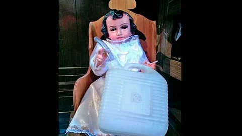 El Niño Huachicolero viste una prenda en color blanco y lleva consigo una manguera y una garrafa (Foto: @cayetano8)