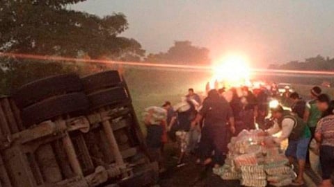 Los policías no pudieron evitar el robo (Foto: captura)