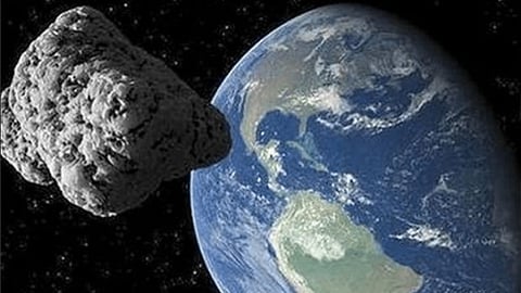 Entre la amenazas espaciales se encuentran asteroides que viajan a la deriva por el cosmos, cometas, así como basura espacial que orbita nuestro planeta (Foto:
@elcomunistanet)