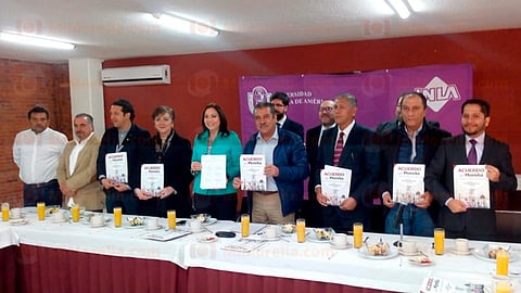 Una vez finalizada la firma y toma de protesta del comité, sus integrantes se reunieron para tener su primera sesión (Foto: Cristian Ruiz)