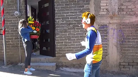 Con rosas en la mano, globos, vestido de Vegeta y entonando "Mi corazón encantado" le declara su amor a una chica (Foto: Video Captura)