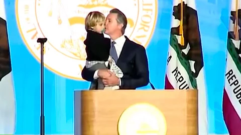 (Foto captura de pantalla YouTube Gobernador de California es interrumpido por su hijo durante un discurso)