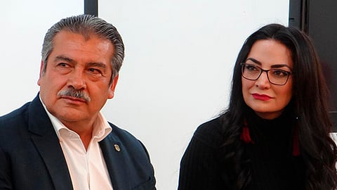 El presidente Raúl Morón, felicitó a la Directora General, Omega Vázquez, por el gran trabajo realizado desde septiembre (Foto: Cortesía)