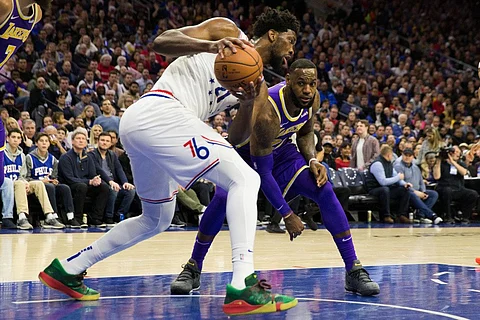 Embiid y James registraron doble-doble, pero fueron los 37 puntos del africano los que hicieron la diferencia (Foto: Twitter)