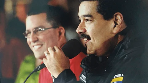 Arreaza (fondo) aseguró que Venezuela abandona la OEA por "decisión propia" (Foto: @jaarreaza)
