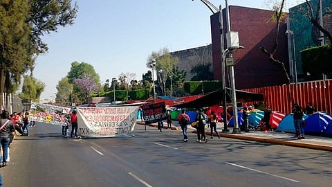 Actualmente mantienen plantón en San Lázaro (Foto: @l4nd3t4)