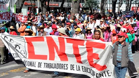 Entre estos privilegios estaría la entrega de hasta 5 mil plazas automáticas a estudiantes normalistas o la asignación de puestos administrativos a encargados de despacho (Foto: Archivo)