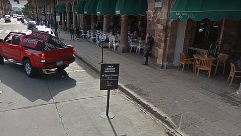 Se les hará una notificación a los negocios que tengan obstáculos y contarán hasta con 72 horas para corregir la situación, o pondrán ser multados (Foto: Google Maps)