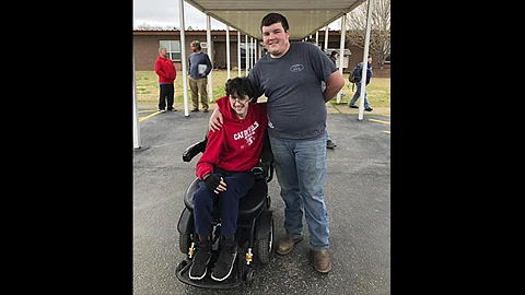 Tanner decidió darle la sorpresa a Brandon frente a toda la clase, y al verla, éste último no pudo evitar llorar de felicidad; la historia fue compartida en Facebook y se hizo viral (Foto: Fb/Caddo Hills School District)