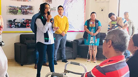Hizo entrega de becas a estudiantes de Pátzcuaro (Foto Cortesía)