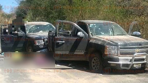 se localizaron dos vehículos, siendo estos, uno de la marca Chevrolet, color negro modelo 2009 y uno de la marca Ford, color azul modelo 2013, los cuales fueron procesados (Foto: RED113)
