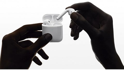 Según científicos, estos audífonos inalámbricos pueden representar un peligro a la salud(Foto: apple.com)