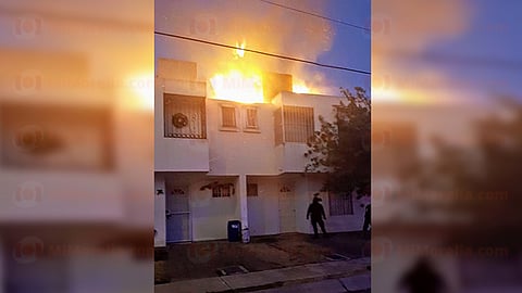 El incendio cual alcanzó a quemar el tejabán de un domicilio (Foto: Red 113)