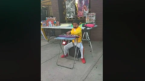 El video publicado por quien parece ser el padre del menor, tiene, al momento, 18 mil reacciones (Foto: Captura)