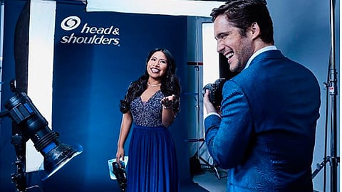 Se trata de la nueva campaña publicitaria del shampoo Head&Shoulders, “Cabeza en alto” (foto ig: @yalitzaapariciomtz)