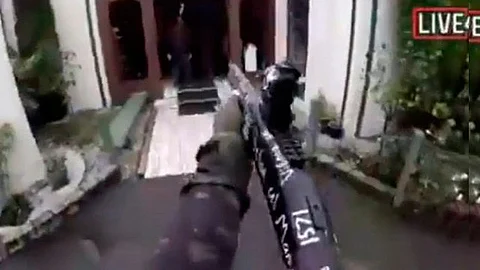 Un hombre fuertemente armado disparó contra los asistentes (Foto: captura)