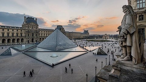 Un aproximado de 400 bomberos trabajaron arduamente para sofocar el fuego (Foto: @MuseeLouvre)