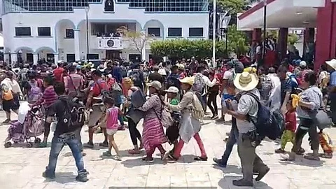 El personal de migración se bajó de las unidades para detener a hombres, mujeres y menores de edad (Foto: @AlertaChiapas)