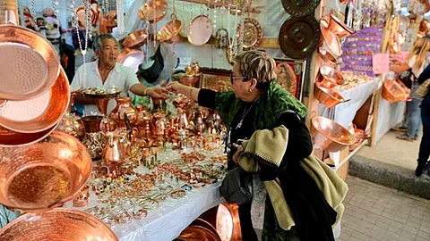 El que el Tianguis Artesanal de Uruapan sea catalogado como patrimonio, también repercutirá en lo económico para los artesanos (Foto: Fb/Gobierno de Michoacán)