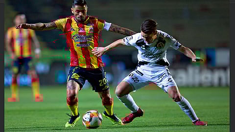 Las cosas se complicaron para el club de Morelia, ya que al 35’ se quedaron con un hombre menos por la expulsión de Miguel Sansores (Foto TW: @Xolos)