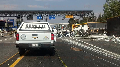 Muere conductor de camión en volcadura sobre la Autopista de Occidente