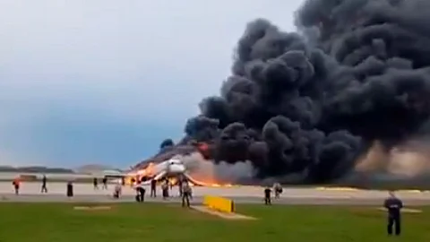 Avión se incendia en aterrizaje de emergencia en Moscú