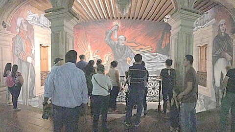 Los asistentes pueden conocer la historia del edificio y el mural “Morelos y la Justicia”, entre otros (Foto Cortesía)