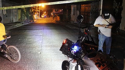 La víctima sufrió al menos cinco disparos y se desplomó en el suelo
(Foto: RED 113)