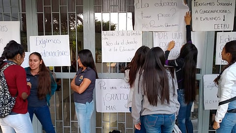 Las moradoras, dijeron desconocer el número total de las condonaciones que se han solicitado a la autoridad nicolaita (Foto: Guadalupe Martínez)