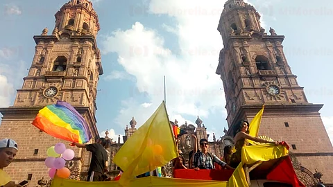 Además de contar con un contingente de funcionarios, llamó la atención de dos enormes banderas colgadas en Palacio de Gobierno (Foto: Josimar Lara)