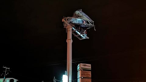 La zona más afectada fue el centro comercial La Huerta, donde cayeron los letreros de la tienda de autoservicio Wal Mart y el restaurante VIP
(Foto Facebook: Secretaría de Servicios Públicos -H. Ayuntamiento de Morelia)
