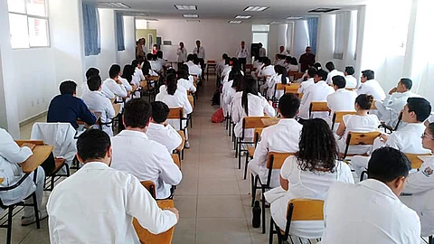 La Secretaría de Salud asegura que cuenta con los recursos para financiar las becas de los pasantes (Foto Facebook: Universidad Michoacana de San Nicolás de Hidalgo)