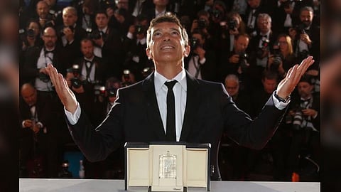 El actor del "Zorro" ganó este sábado el galardón a mejor actuación masculina
(Foto Twitter: @antoniobanderas)
