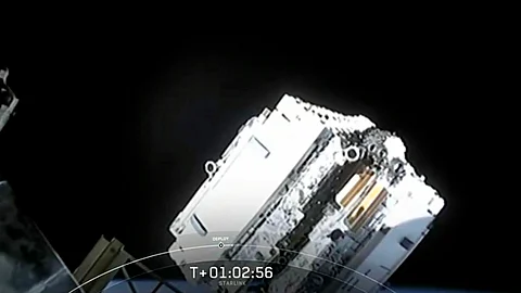 Captan paso de 60 satélites de Elon Musk por la órbita terrestre